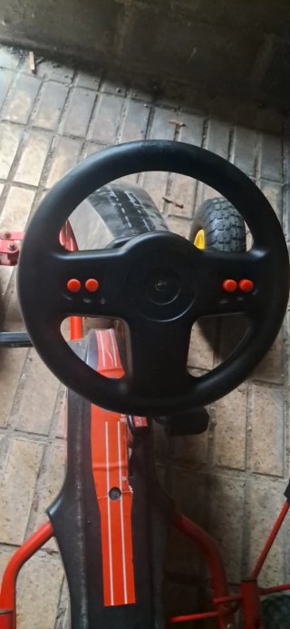 Coche de pedales para niño