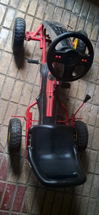 Coche de pedales para niño
