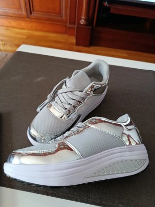 Zapatillas deportivas grises y plateadas