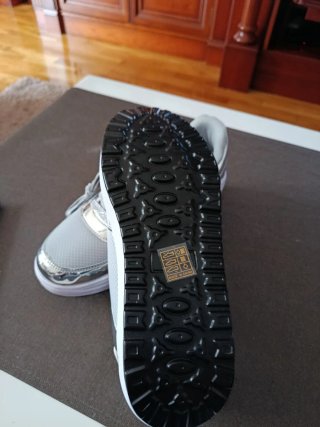 Zapatillas deportivas grises y plateadas