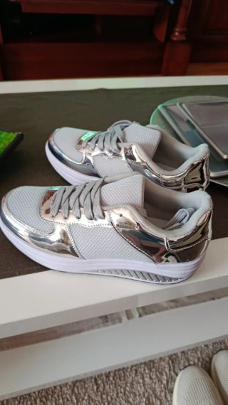 Zapatillas deportivas grises y plateadas