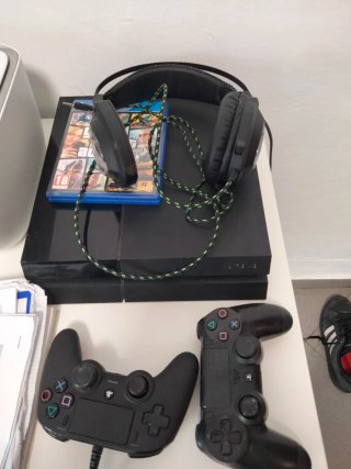 PS4 500GB Negra + 2 Mandos, Cascos y Juego