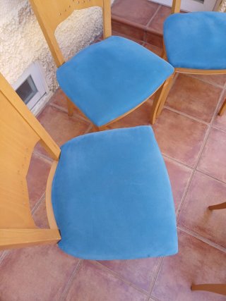 Juego de 4 sillas de madera y tela azul