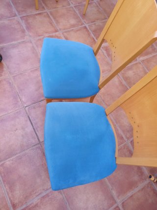 Juego de 4 sillas de madera y tela azul