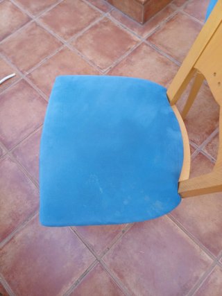 Juego de 4 sillas de madera y tela azul