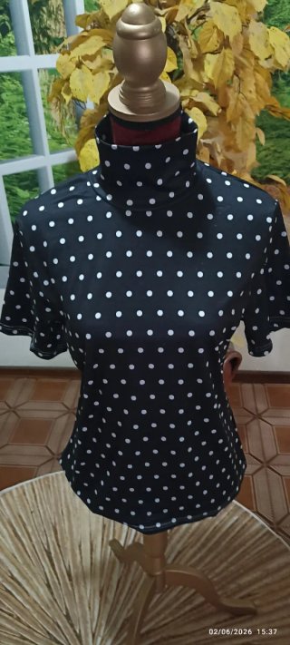 Blusa de malha preta com bolinhas brancas