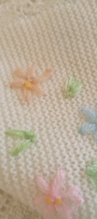 Toquilla bebé tejida con flores