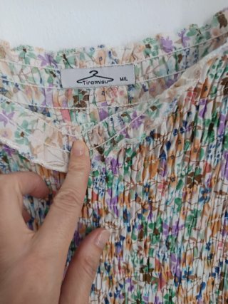 Vestido floral con cuerpo nido de abeja