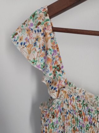 Vestido floral con cuerpo nido de abeja