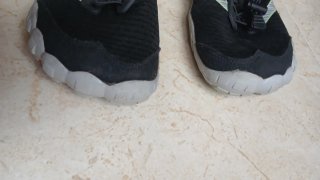 Zapatillas de agua Tenth negras y rojas