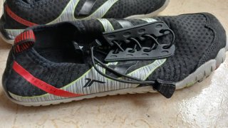 Zapatillas de agua Tenth negras y rojas