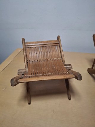 Banqueta de madera y bambú.
