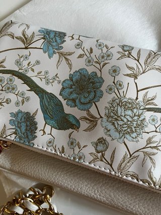 Bolso de fiesta estampado pájaros y flores.