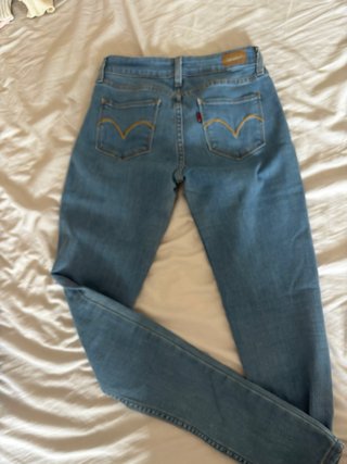 Levis y top rosa