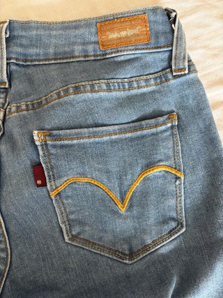 Levis y top rosa