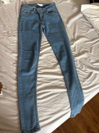 Levis y top rosa