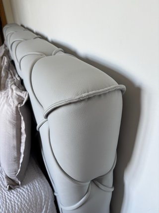 Cama tapizada polipiel gris