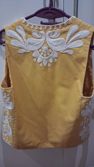 Chaleco mostaza Zara