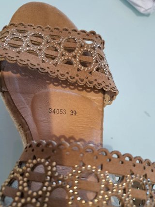 Sandalias cuña marrón y doradas T.39