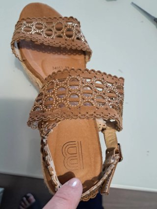 Sandalias cuña marrón y doradas T.39