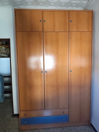 Armario de madera con cajones