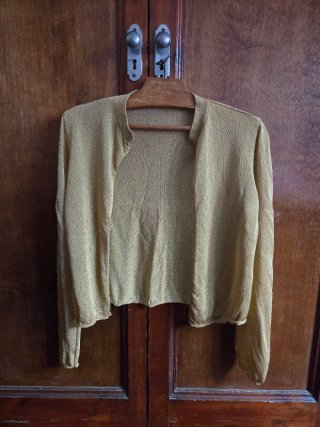 Camisa crop punto dorada veraniega