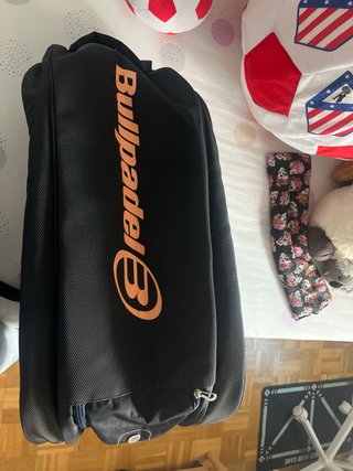 Paletero Bullpadel Flow Pro Negro y Dorado