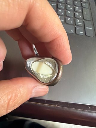 Anillo ovalado con diseño de puntos