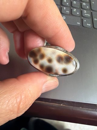 Anillo ovalado con diseño de puntos