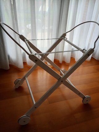 Moisés bebé mimbre con patas y ruedas