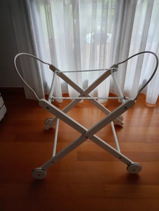 Moisés bebé mimbre con patas y ruedas