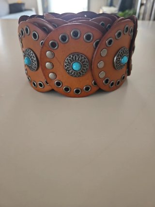 Cinturón de cuero con tachuelas y turquesas