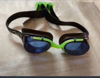 Gafas de natación verdes y negras