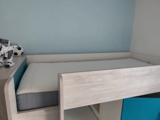 Cama alta com armário e gavetas