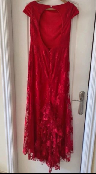Vestido de fiesta rojo con espalda descubierta