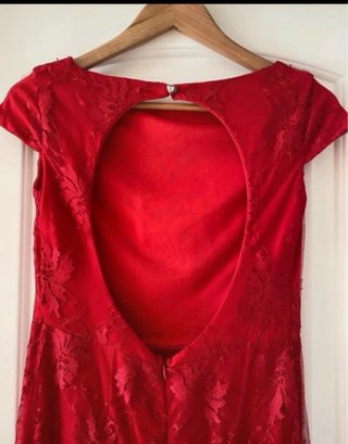 Vestido de fiesta rojo con espalda descubierta