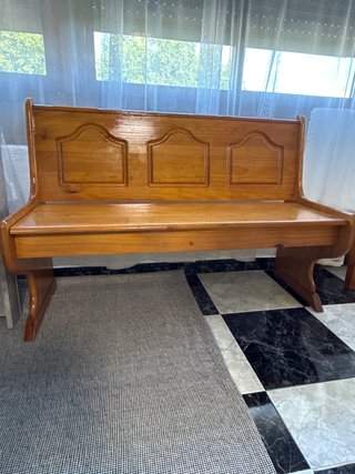 Banco de madera barnizada