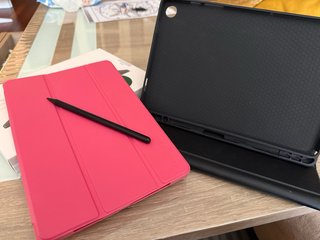 Samsung Galaxy Tab A9+ con fundas y lápiz