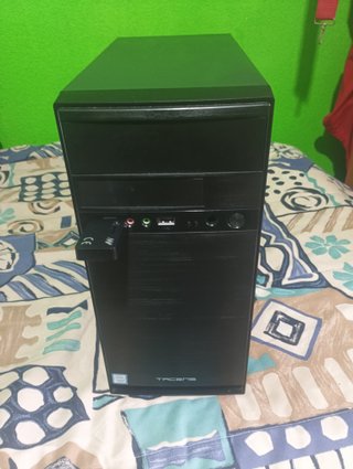 Ordenador de sobre mesa con adaptador de red