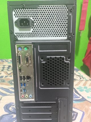 Ordenador de sobre mesa con adaptador de red