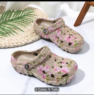 Zapatillas tipo Crocs con estampado