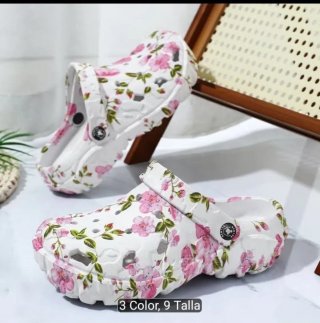 Zapatillas tipo Crocs con estampado