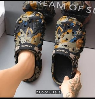 Zapatillas tipo Crocs con estampado