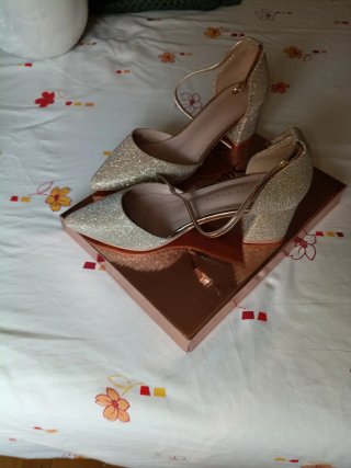 Zapatos de fiesta dorados brillantes