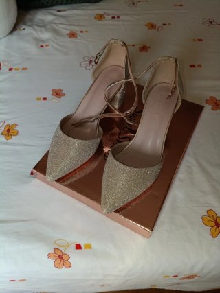 Zapatos de fiesta dorados brillantes