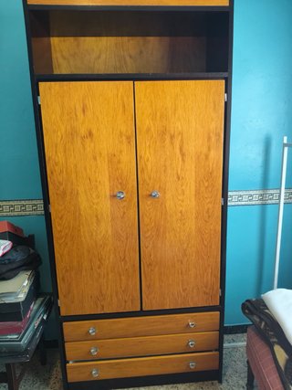 Armario de madera con cajones