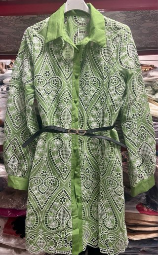Vestido verde con bordado blanco