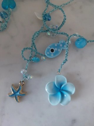 Collana choker uncinetto azzurra con pesci