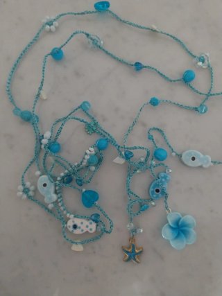 Collana choker uncinetto azzurra con pesci