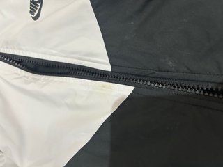 Chaqueta Nike Negra y Blanca
